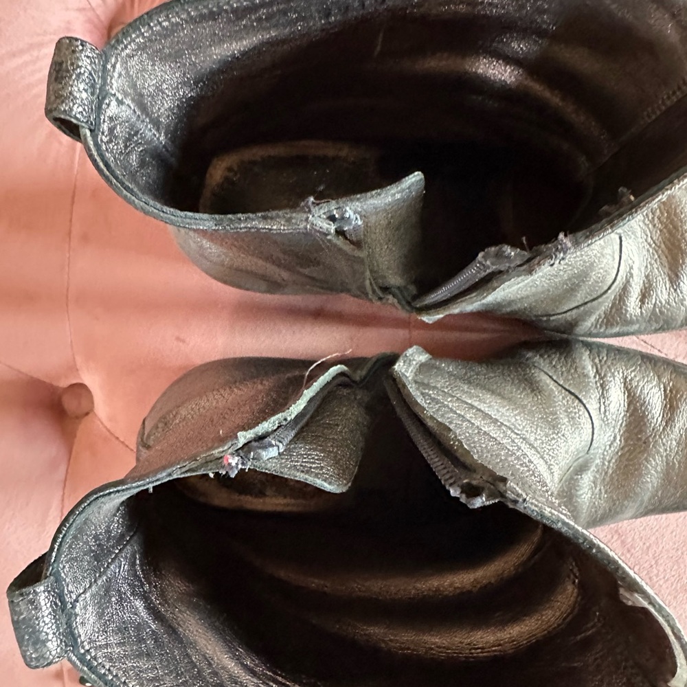 Saint Laurent Wyatt Chelsea Boots - Metallic Silver | Size 42 - Picture 8 of 8